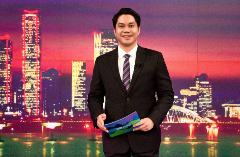 Abdy Azwar tampil membawakan berita langsung dari studio KBS News Korea Selatan, Selasa (8/7/2025).