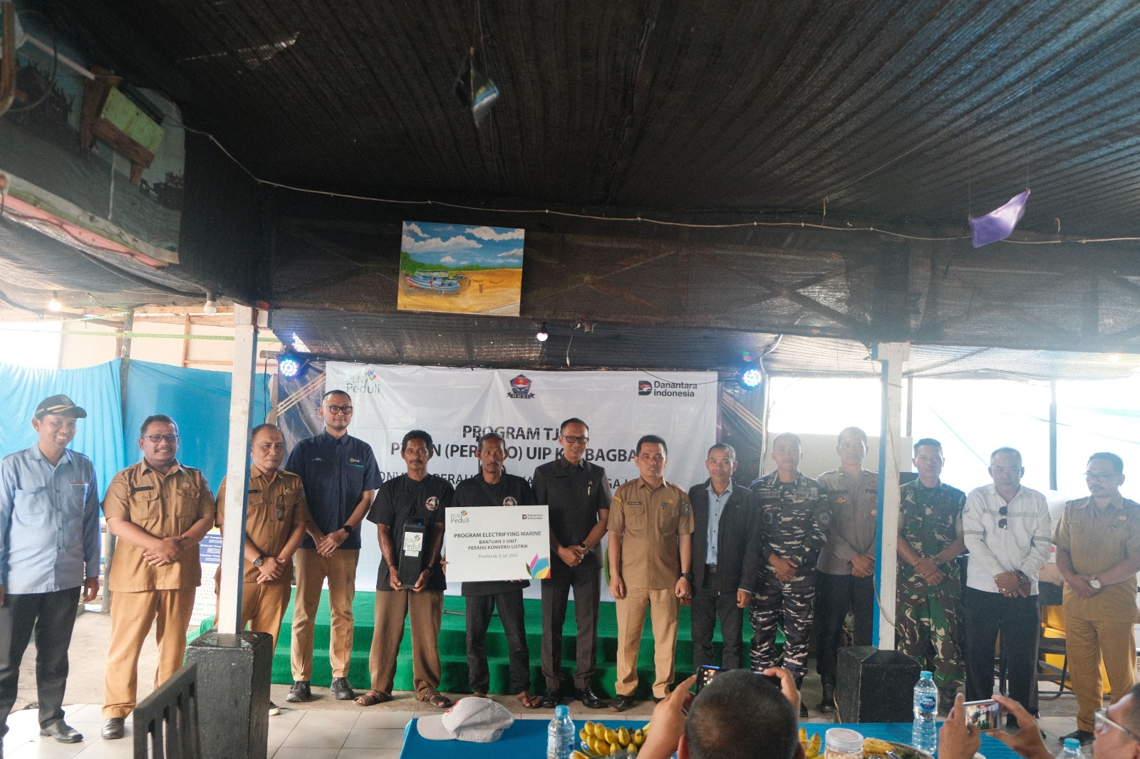 PLN UIP KLB serahkan bantuan konversi listrik untuk nelayan Sungai Kakap dalam program Electrifying Marine.