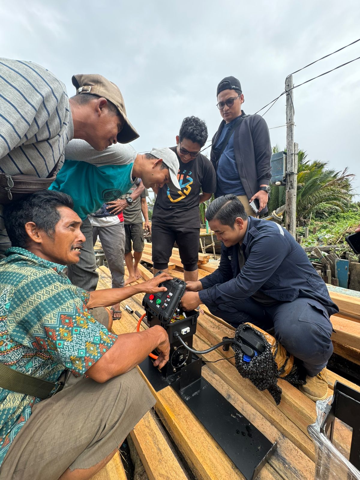PLN UIP KLB memberikan pelatihan teknis penggunaan motor listrik untuk perahu nelayan di Sungai Kakap.