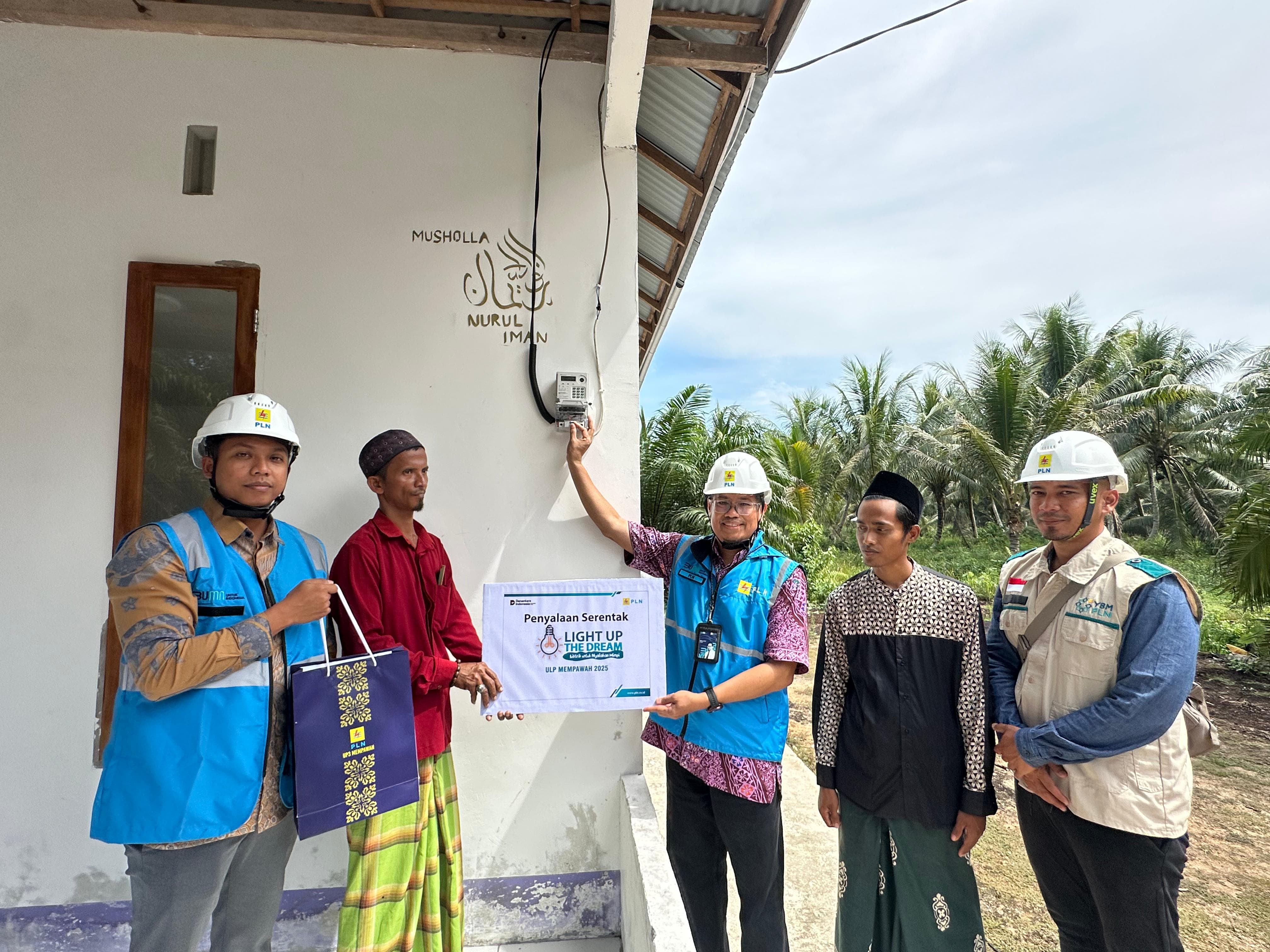 Manager PLN UP3 Mempawah, Abdul Azis (tengah), Manager PLN ULP Mempawah, Deni Putra Jaya (pertama dari kiri) foto bersama bersama pengurus surau Nurul Iman, penerima bantuan Program Light Up The Dream
