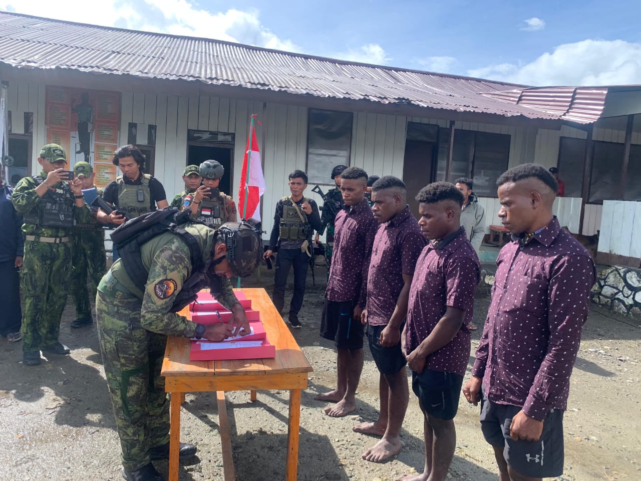 Empat mantan anggota OPM resmi menyatakan ikrar setia kepada NKRI dalam upacara di Koramil 1717-02/Sinak, disaksikan Satgas Kopasgat dan aparat gabungan, Rabu (9/7/2025).