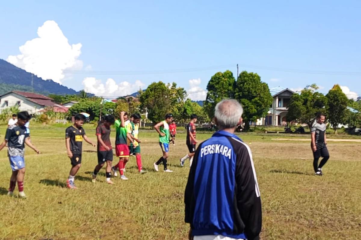 Persikara U-17 menggelar latihan di lapangan Desa Sutera, Kecamatan Sukadana Kayong Utara jelang Piala Soeratin 2025, Kamis (10/7).