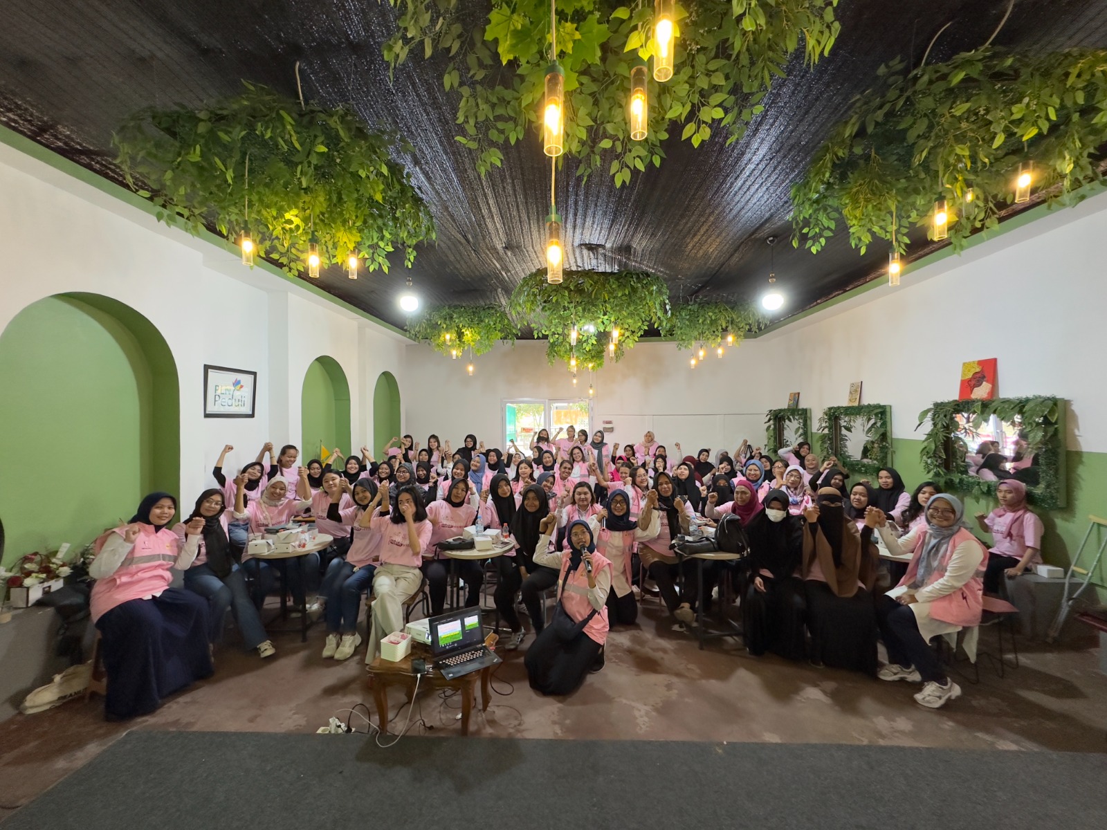 Peserta pelatihan yang diinisiasi oleh PLN UIP KLB berfoto bersama.