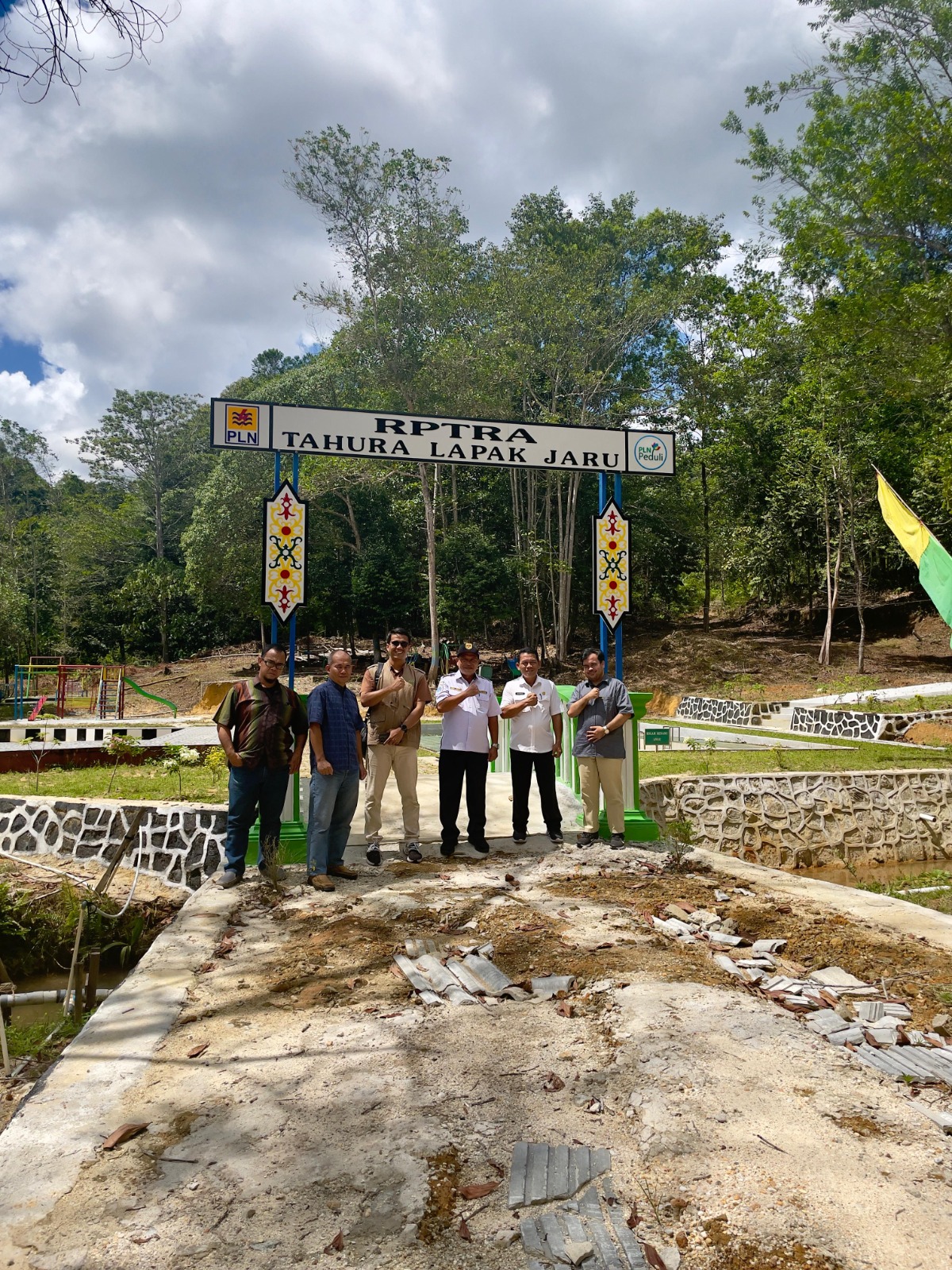 Jajaran PLN berfoto Bersama di depan gerbang Ruang Publik Terpadu Ramah Anak Tahura Lapak Jaru.
