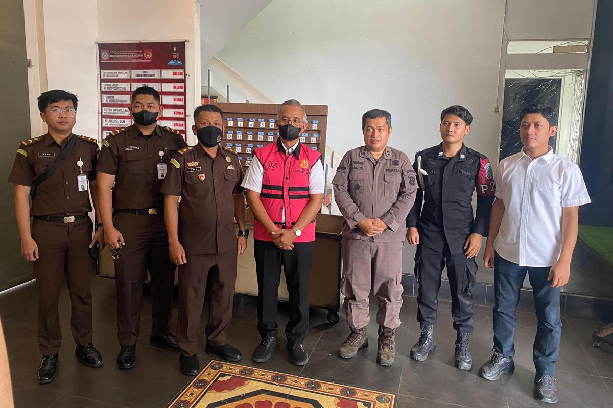 Kejari Singkawang menahan Sekretaris Daerah Kota Singkawang Sumastro atas dugaan korupsi HPL pada Kamis (10/7).