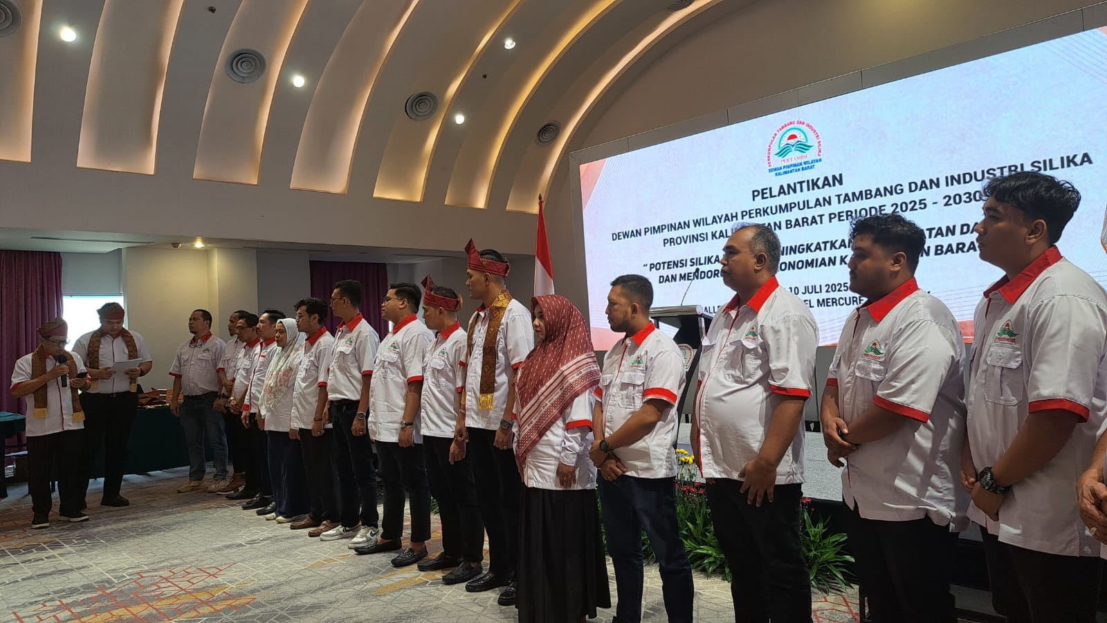 Ketua Umum Pusat Pertamisi Raden Suhyar bersama Ketua DPW Kalbar Rolando Sibarani dan jajaran pengurus lainnya saat prosesi pengukuhan Dewan Pimpinan Wilayah Perkumpulan Tambang dan Silika (Pertamisi)