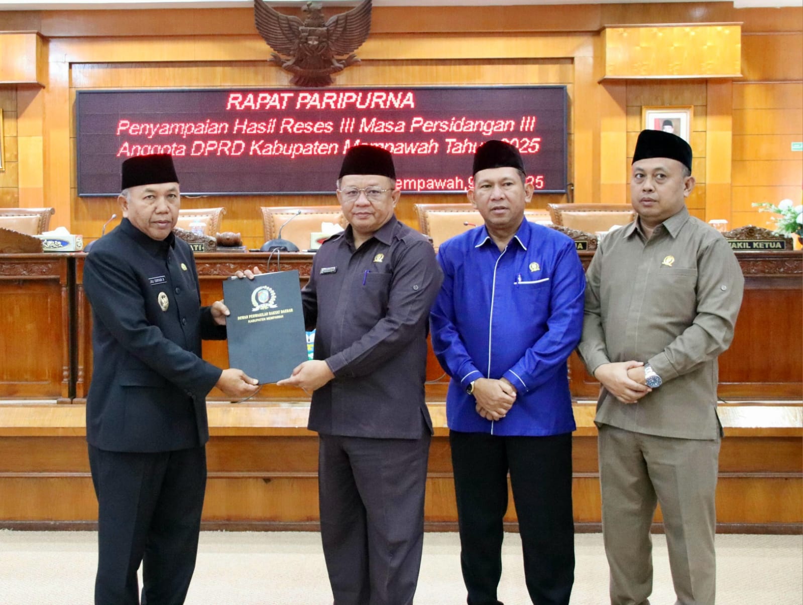 LAPORAN: Wabup Mempawah menerima laporan reses dari pimpinan DPRD.