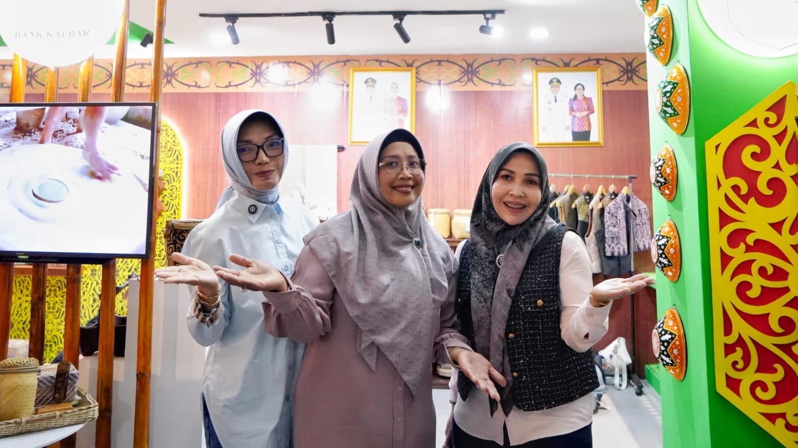 PAMERAN: Ketua Dekranasda Kalbar diabadikan bersama ketua Dekranasda Kota Pontianak dan istri Dirut Bank Kalbar di stan pameran Kalbar.