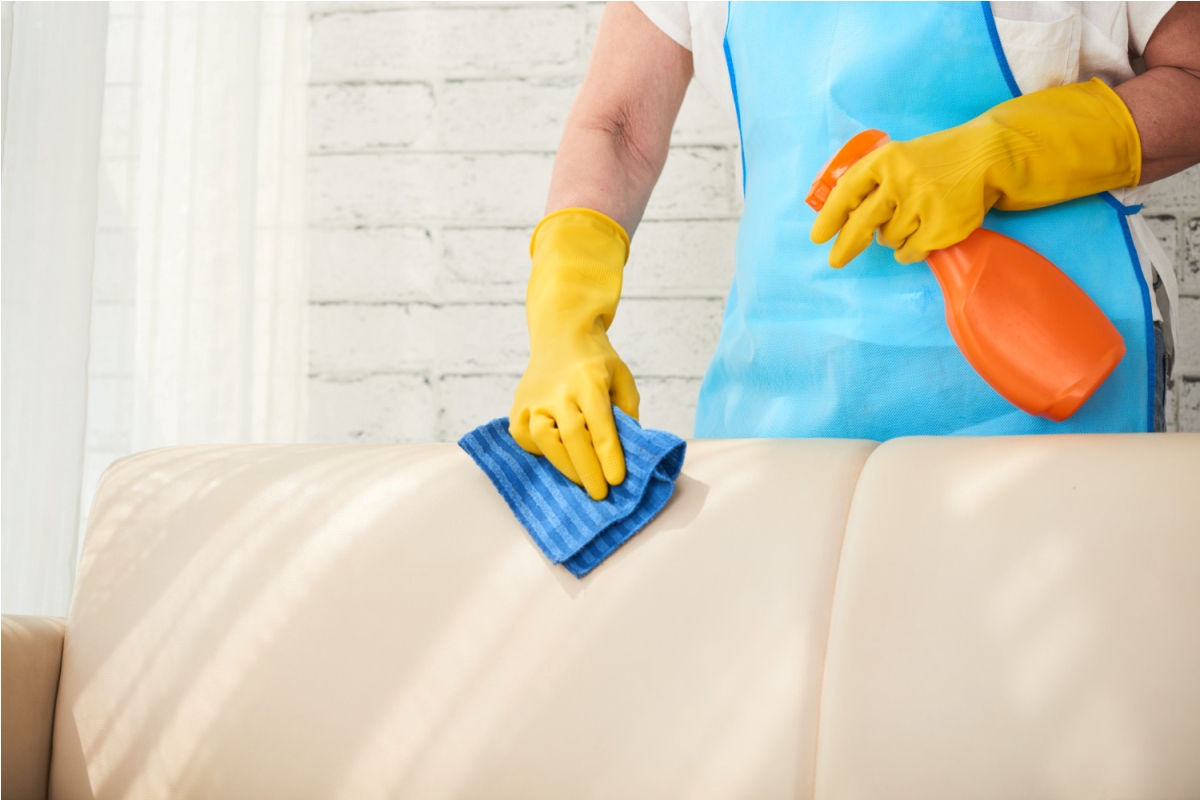 Cara mudah membersihkan noda membandel di sofa dengan bahan yang ada di rumah.