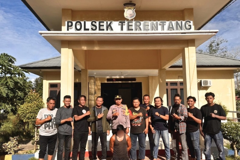 AMANKAN: Petugas mengamankan pelaku pencurian sepeda motor SI (33) bersama barang bukti motor hasil curian saat digiring ke Mapolsek Terentang, Selasa (8/7).