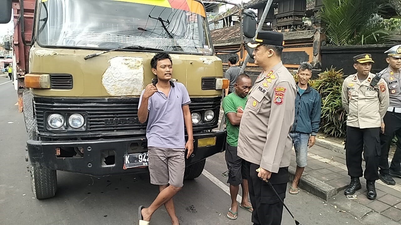 TAK BISA MELINTAS: Kapolres Tabanan AKBP I Putu Bayu Pati berdialog dengan seorang sopir truk.
