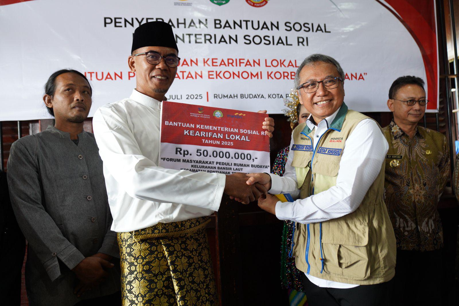 BANSOS: Staf Khusus Menteri Sosial Bidang Pemberdayaan dan PFM, Ishaq Zubaedi Roqib menyerahkan secara simbolis bansos berupa uang tunai Rp50 juta kepada Forum Masyarakat Peduli Rumah Budaya.