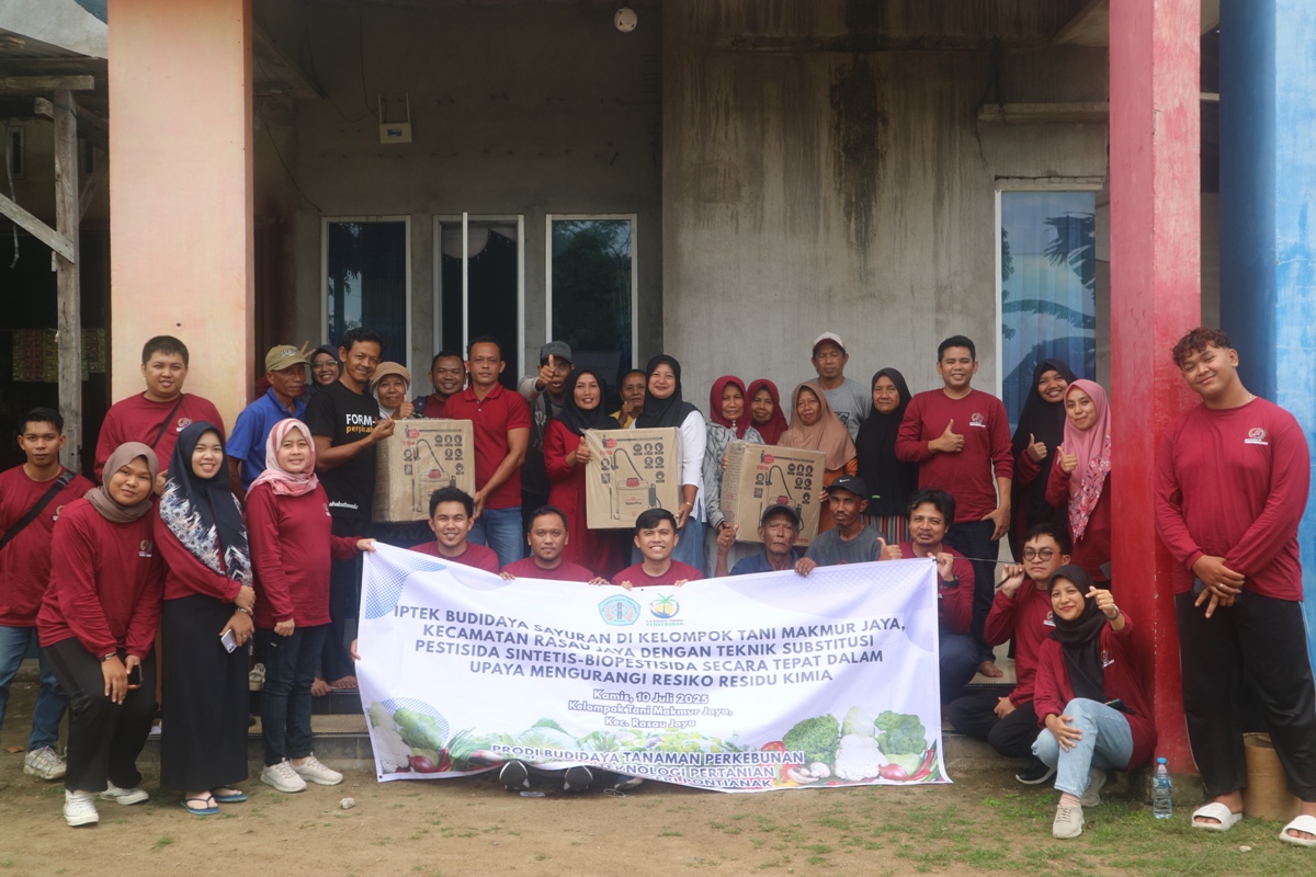 Kelompok Tani Makmur Jaya, Kecamatan Rasau Jaya mengikuti kegiatan Iptek Budidaya Sayuran yang digelar Tim Teknologi Pertanian, Politeknik Negeri Pontianak, Kamis (10/7).