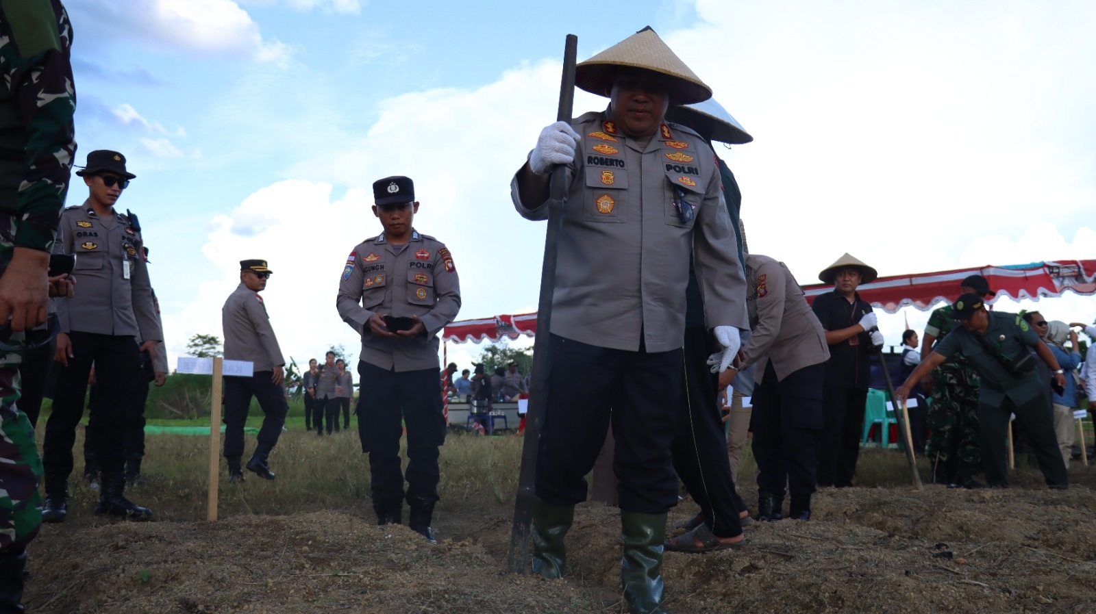 KETIGA : Kapolres Kapuas Hulu saat melakukan penanaman jagung kuartal ketiga.