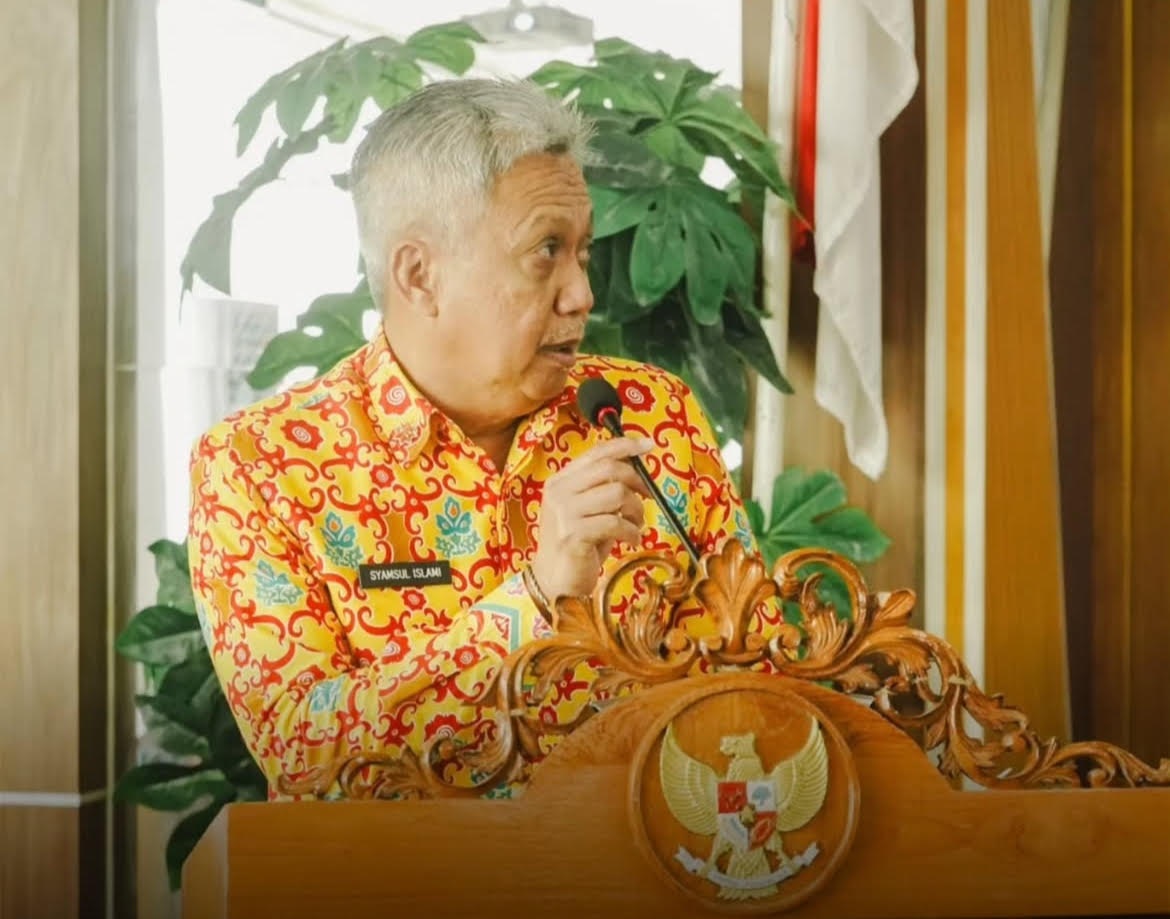 ARAHAN : Asisten Sekda, Syamsul Islami, memberikan arahan saat membuka Kick-Off Meeting Pokja P3, di Kantor Bupati Ketapang, Kamis (10/7).