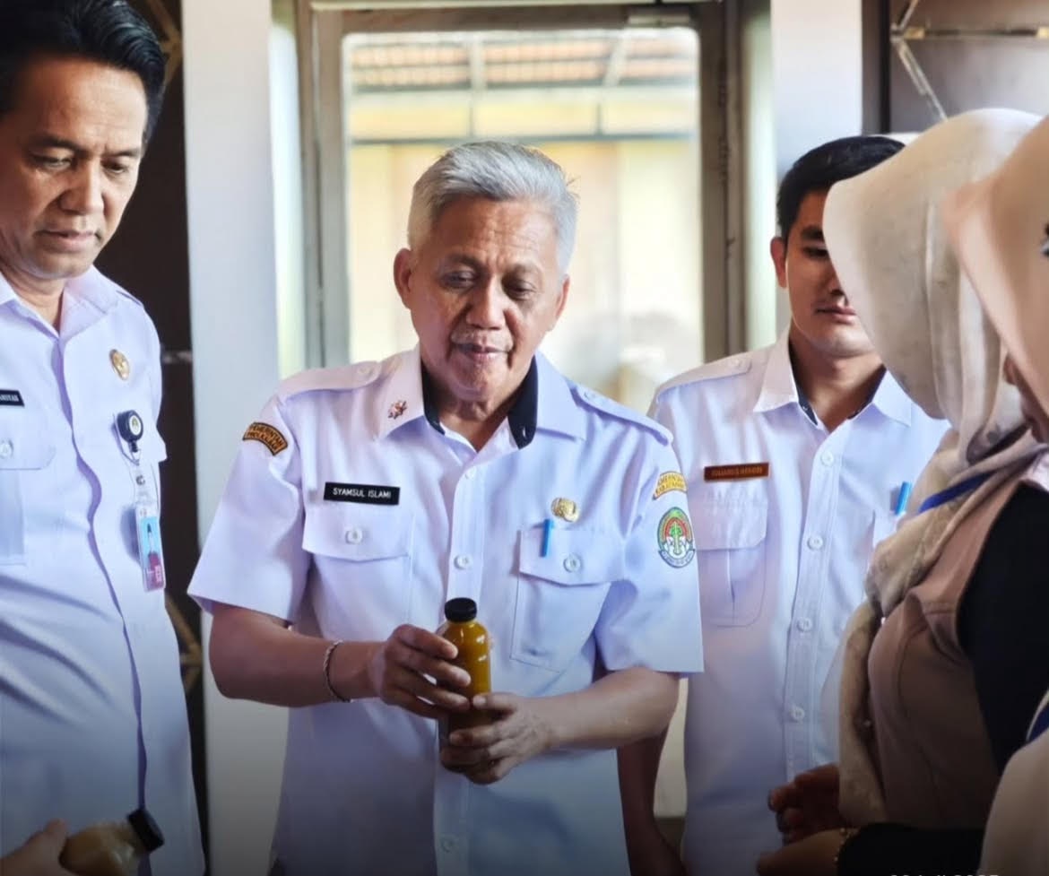 APRESIASI : Asisten Sekda, Syamsul Islami, mengapresiasi peserta pelatihan kewirausahaan di Poltek, Rabu (9/7).