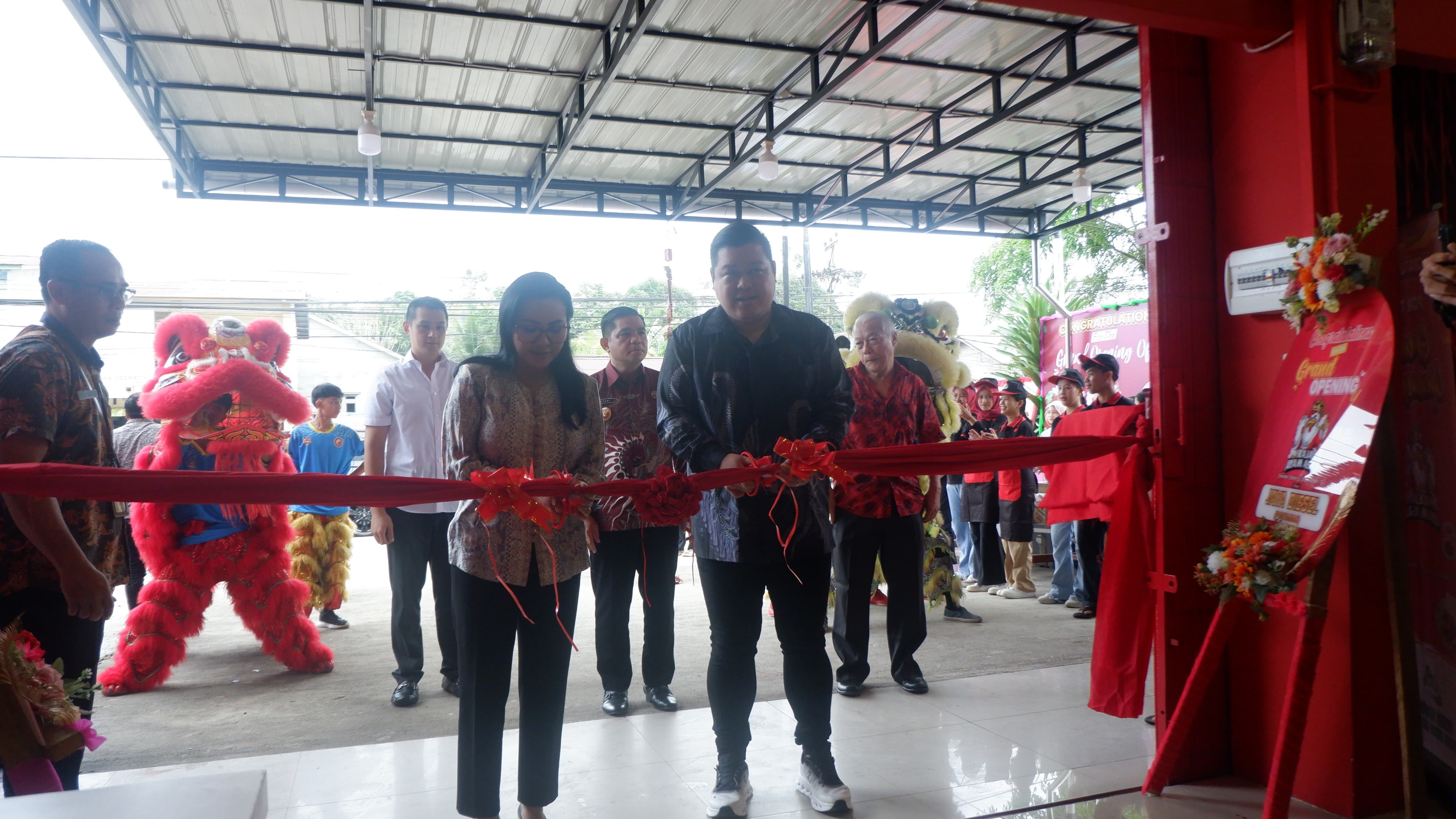 Bupati Landak Karolin Margret Natasa saat melakukan pengguntingan pita pada grand opening usaha kuliner di Dusun Tungkul, Kecamatan Ngabang.