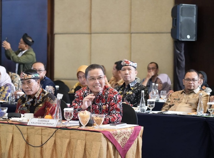 SAMPAIKAN PANDANGAN: Gubernur Kalbar Ria Norsan saat menyampaikan pandangan dalam Rakor Gubernur se-Indonesia di Balikpapan, Rabu (9/7). Ia menyoroti turunnya DBH dan perlunya perbaikan regulasi pusat