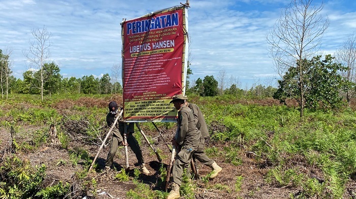Tim gabungan saat menertibkan banner klaim tanah di jalan menuju Bandara Singkawang, baru-baru ini.