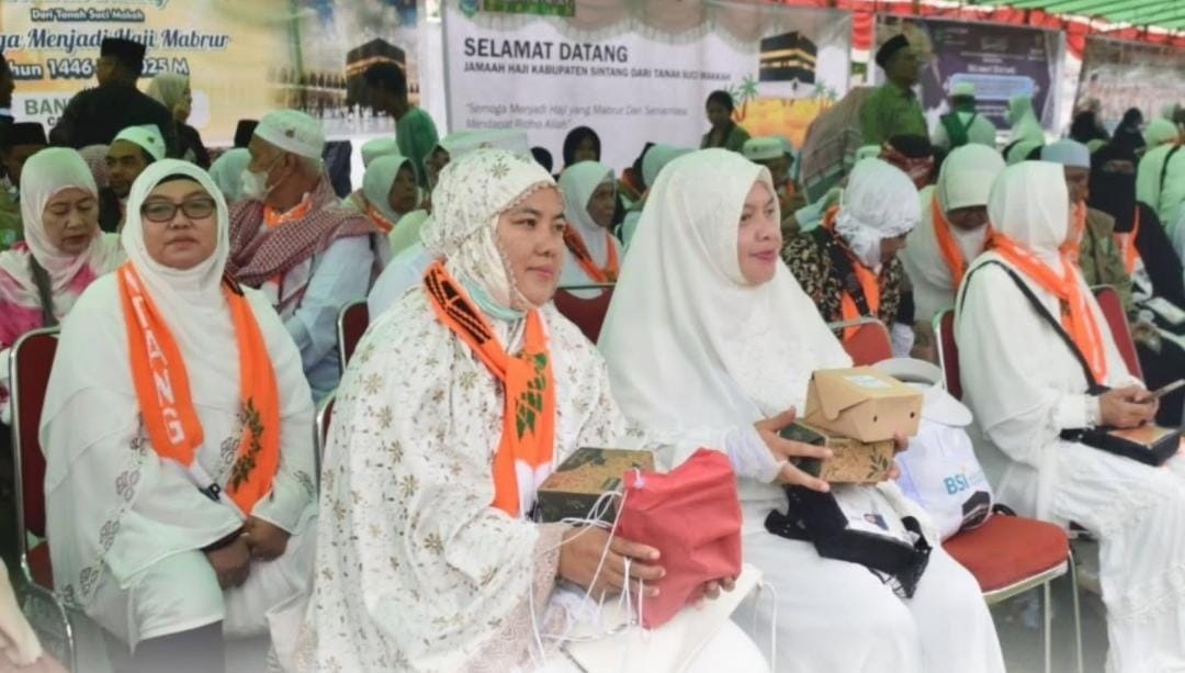 TIBA KEMBALI: Jemaah haji asal Sintang, Kamis (10/7) tiba di tanah air setelah menunaikan ibadah di Tanah Suci.