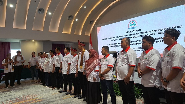 PENGUKUHAN: Prosesi pengukuhan Dewan Pimpinan Wilayah Perkumpulan Tambang dan Silika Kalbar di Pontianak, Kamis (10/7).