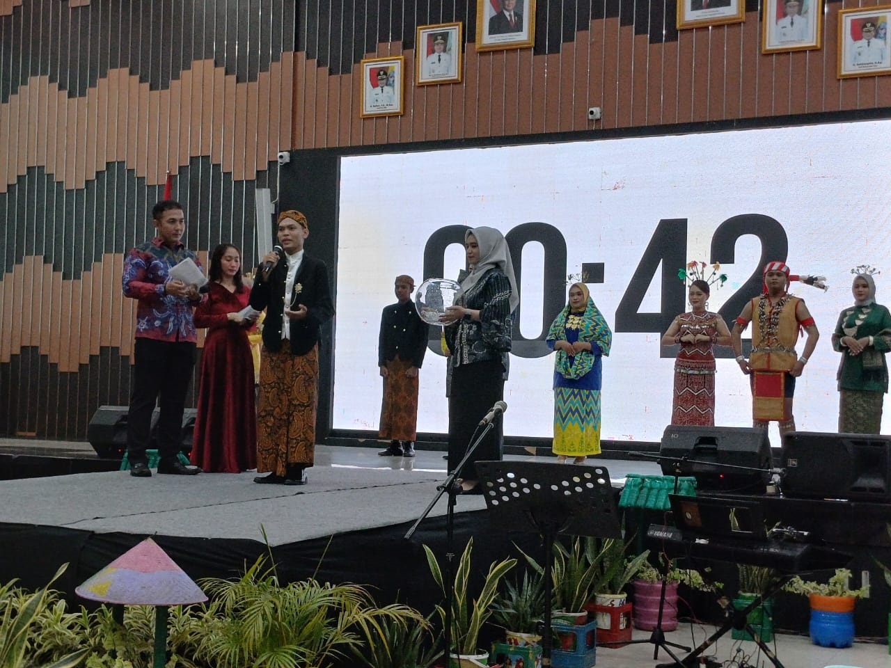 GRAND FINAL: Para finalis Duta Lingkungan Hidup Kubu Raya 2025 saat tampil dalam grand final di Aula Praja Utama, Kamis (10/7).