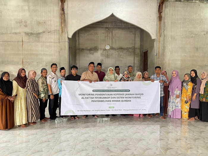 DIABADIKAN: Tim Pengabdian Fakultas Filsafat bersama pengurus Masjid Al-Fattah, Desa Nyarumkop, Singkawang Timur.
