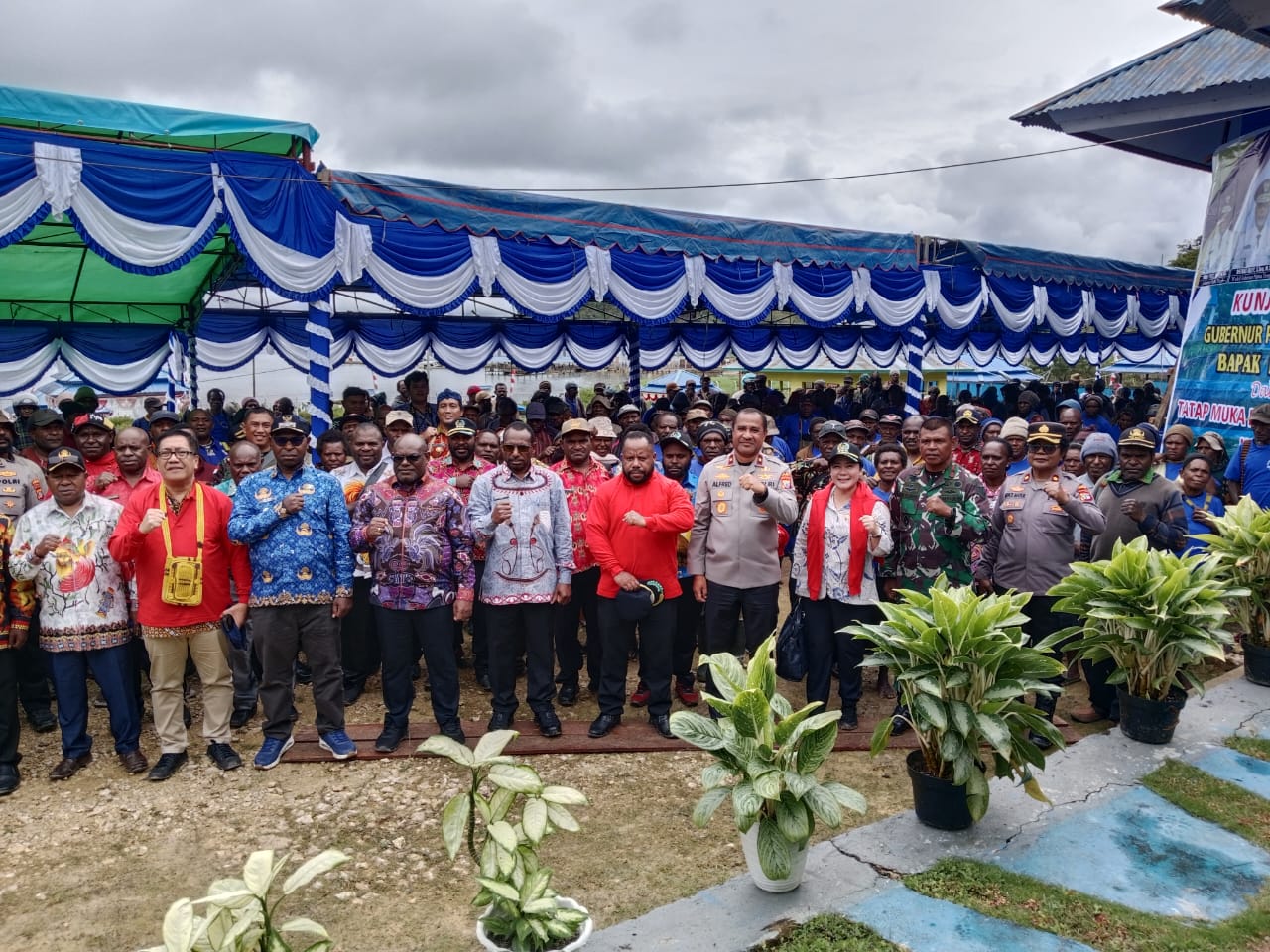 Gubernur Papua Tengah, Meki Fritz Nawipa, bersama jajaran Forkopimda dan masyarakat Paniai berfoto bersama usai kegiatan tatap muka dalam kunjungan kerja di Kabupaten Paniai, 9&ndash;10 Juli 2025.