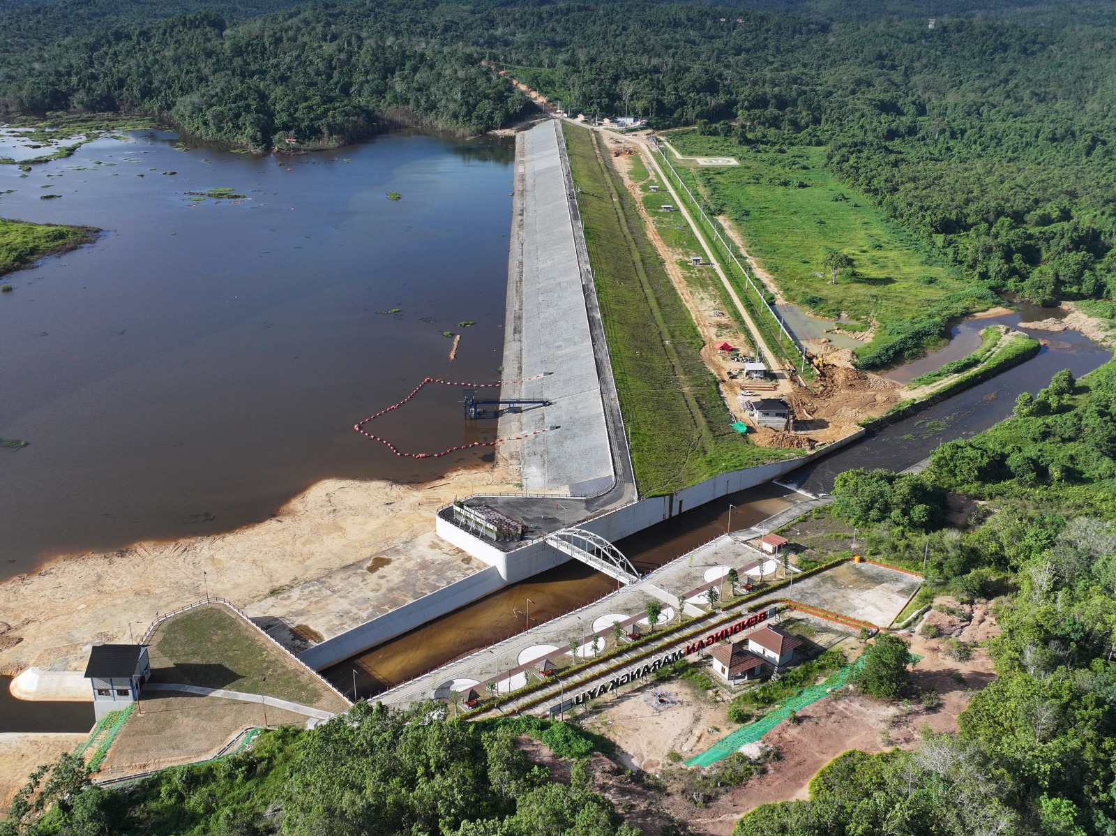 Bendungan Marangkayu yang berlokasi di Kecamatan Marangkayu, Kabupaten Kutai Kartanegara, Kalimantan Timur.