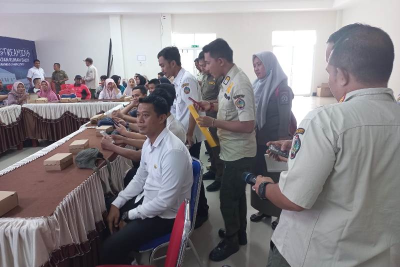Satuan Polisi Pamong Praja (Satpol PP) Kabupaten Kayong Utara, BKPSDM,Diskominfo saat lakukan razia praktek perjudian online, investasi ilegal terhadap ASN.