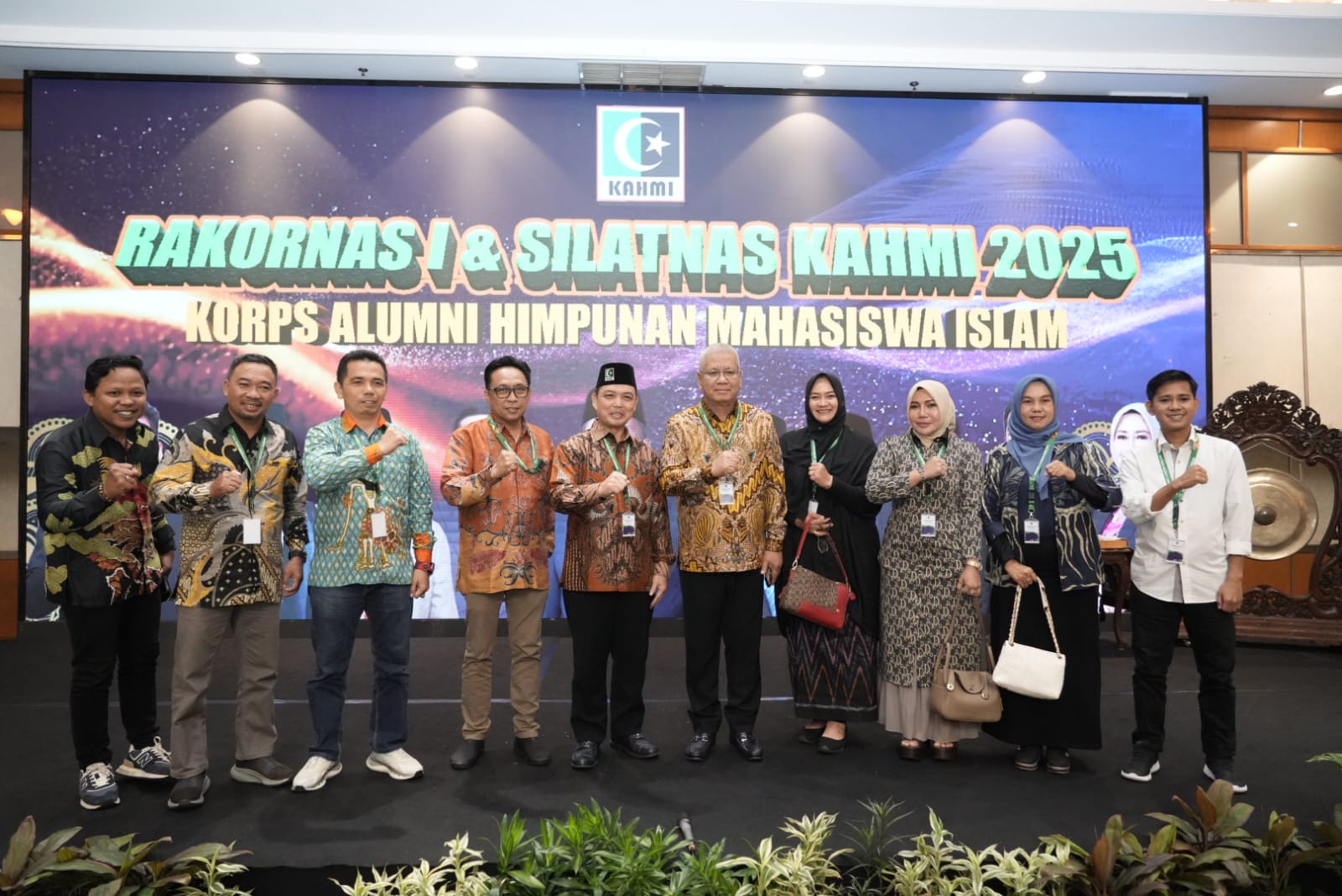 Gubernur Kalbar Ria Norsan saat berfoto bersama di acara Rakornas I dan Silatnas Kahmi.