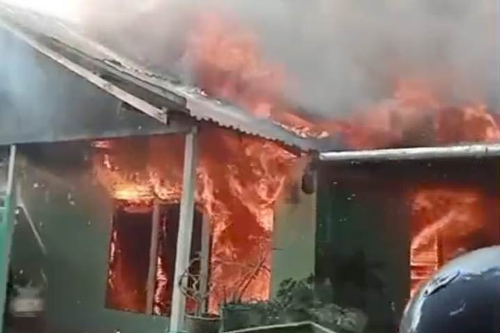 Kebakaran melanda rumah warga di Jalan Paris 2 Gang H Khalifah Pontianak, Jumat (11/7) siang.