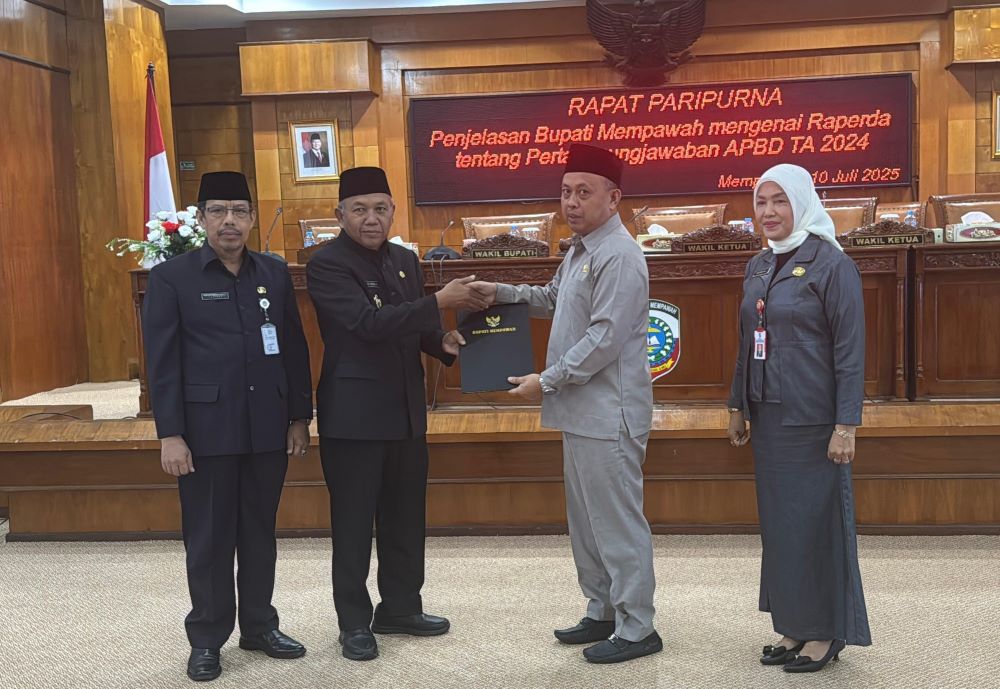 Wabup Juli Suryadi menyerahkan dokumen kepada Wakil Ketua DPRD Riduan HM Yusuf.