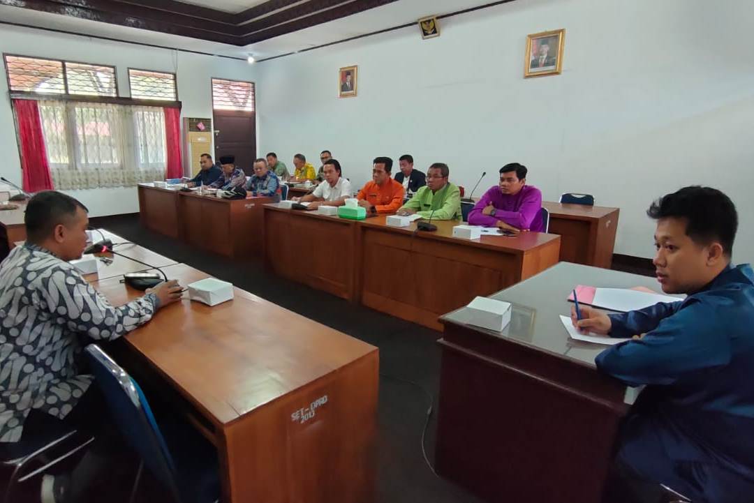 Rapat koordinasi antara Yayasan Bunda, orangtua murid, dan Dinas Pendidikan di ruang rapat DPRD Mempawah.