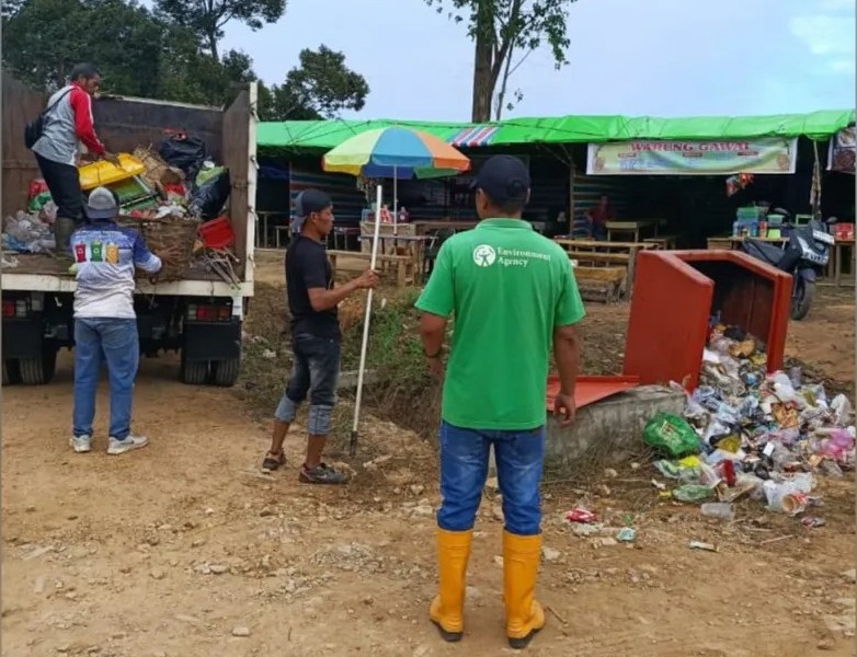 Petugas Dinas Lingkungan Hidup Sanggau saat mengangkut sampah usai pelaksanaan Nosu Minu Podi.