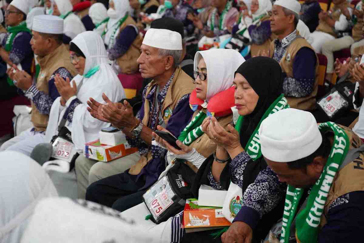 Para Jemaah haji kloter terakhir berdoa di Embarkasi Batam, kemarin (11/7).