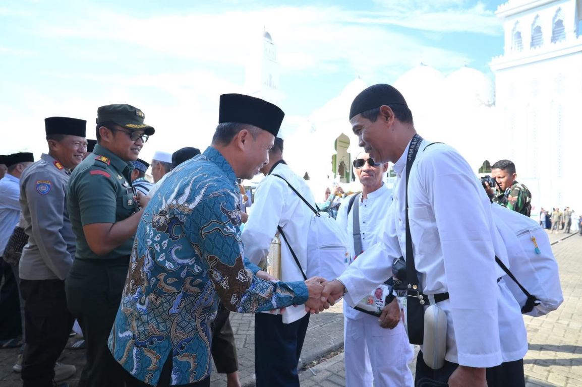 Sekda Ketapang, Repalianto, menyambut kedatangan jemaah haji di Masjid Agung Al-Ikhlas Ketapang, Kamis (10/7).