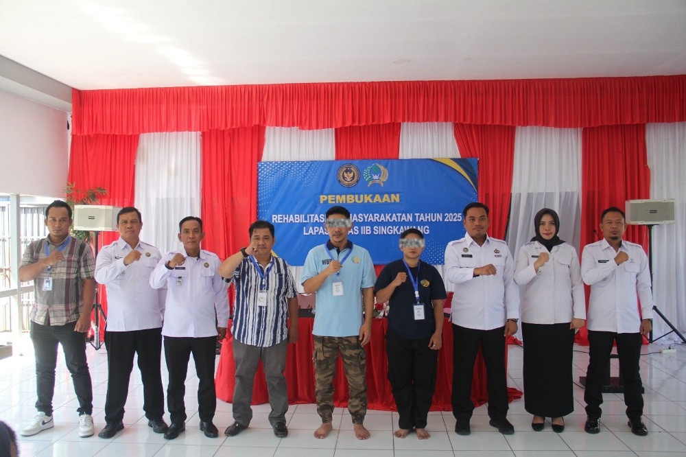 Foto bersama pembukaan Program Rehabilitasi Pemasyarakatan 2025 di Lapas Singkawang, Jumat (11/7). Program ini menyasar WBP yang terdampak penyalahgunaan narkotika.