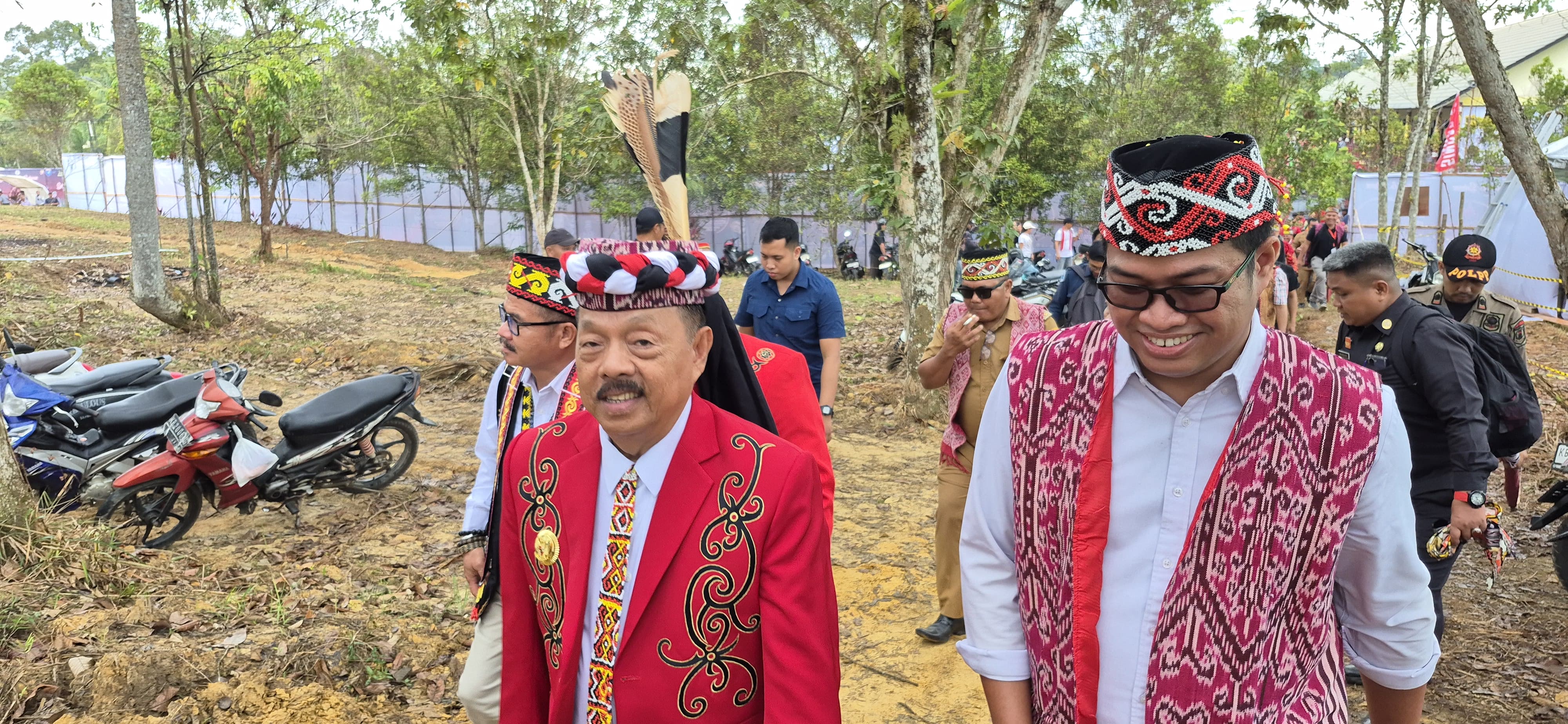 Manager PLN UP3 Sanggau, Hendy Gita Wedhatama bersama Bupati Sanggau Yohanes Ontot, S.IP., M.Si., sesaat sebelum pembukaan Acara Gawai Dayak Nosu Minu Podi XXI 2025.