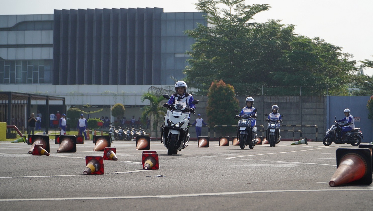 Para duta keselamatan berkendara Astra Honda menjalani pelatihan intensif di AHM Safety Riding & Training Center, Cikarang.