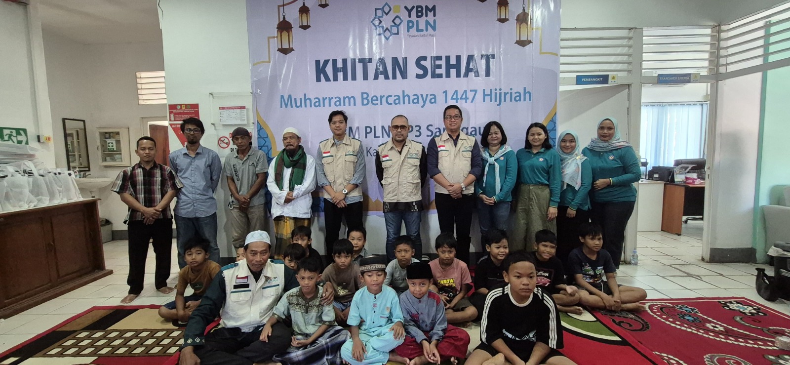 Manager PLN UP3 Sanggau Hendy Gita Wedhatama, Manager PLN UP2K Kapuas Raya, Roni Hamdana bersama dengan peserta khitan sehat.