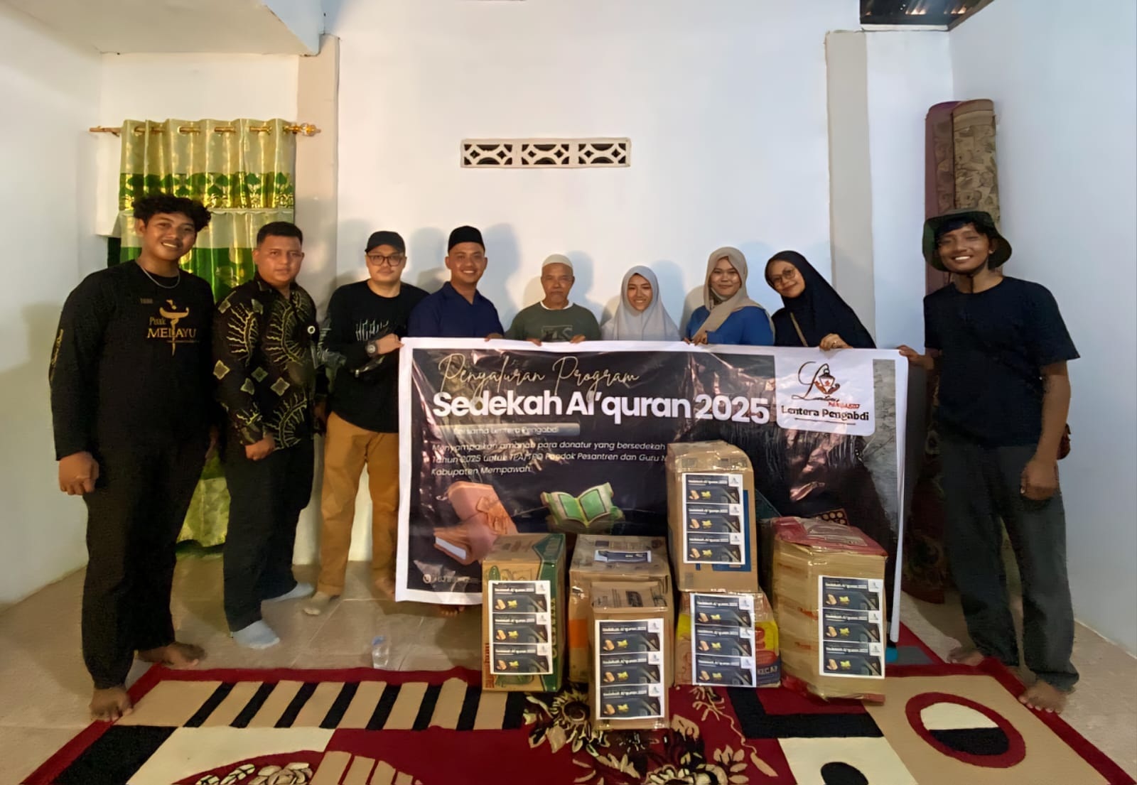 DISTRIBUSI: Lentera Pengabdi saat mendistribusikan ratusan Alquran dan Iqro.