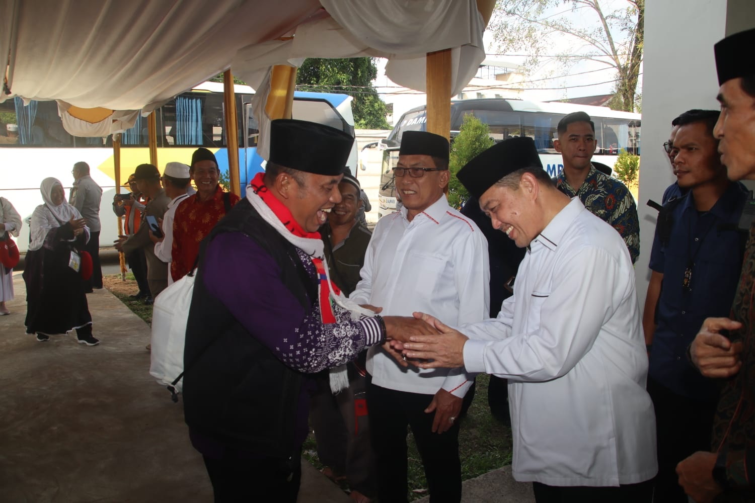 SAMBUT: Gubernur Kalimantan Barat Ria Norsan menyambut kedatangan kloter 27 BTH di Asrama Haji Kalbar, Jalan Sutoyo, Pontianak, Jumat (11/7).