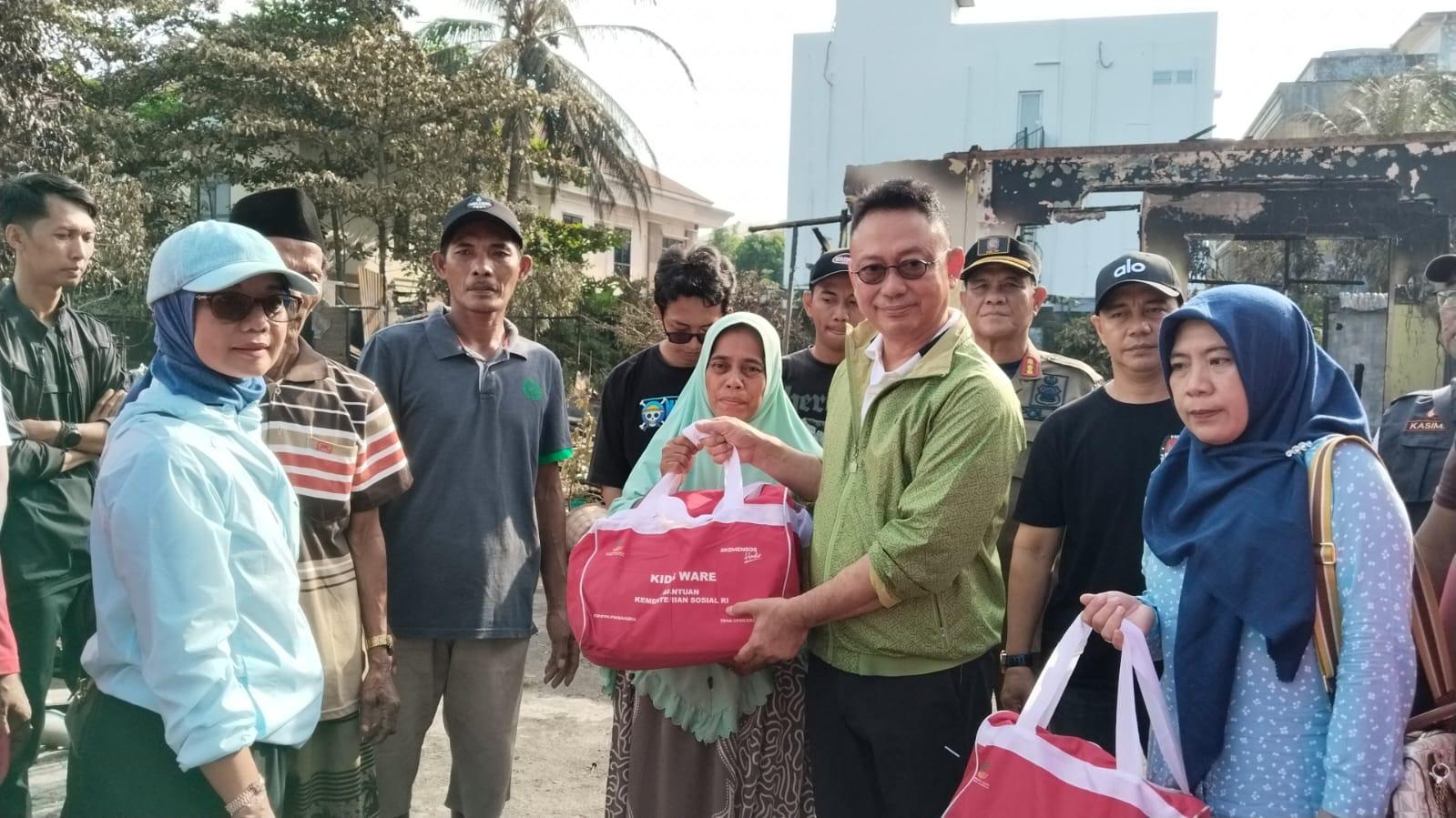TANGGAP DARURAT: Wali Kota Pontianak Edi Rusdi Kamtono menyerahkan secara simbolis bantuan tanggap darurat bagi korban musibah kebakaran di Jalan Parit H Husin 2.