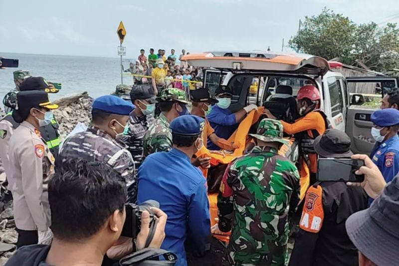 EVAKUASI: Tim SAR gabungan mengevakuasi korban diduga penumpang KMP Tunu Pratama Jaya di Jembrana, Bali, Sabtu (12/7).