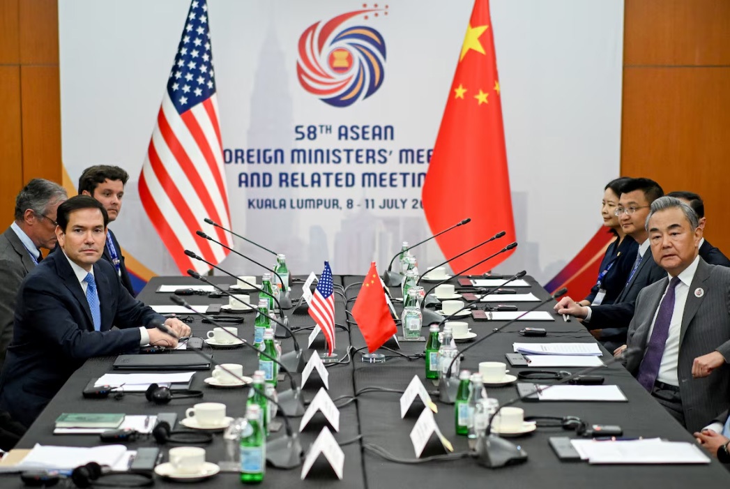 PERTEMUAN: Menteri Luar Negeri (Menlu) AS Marco Rubio saat pertemuan dengan Menlu China Wang Yi di Kuala Lumpur, Jumat (11/7).