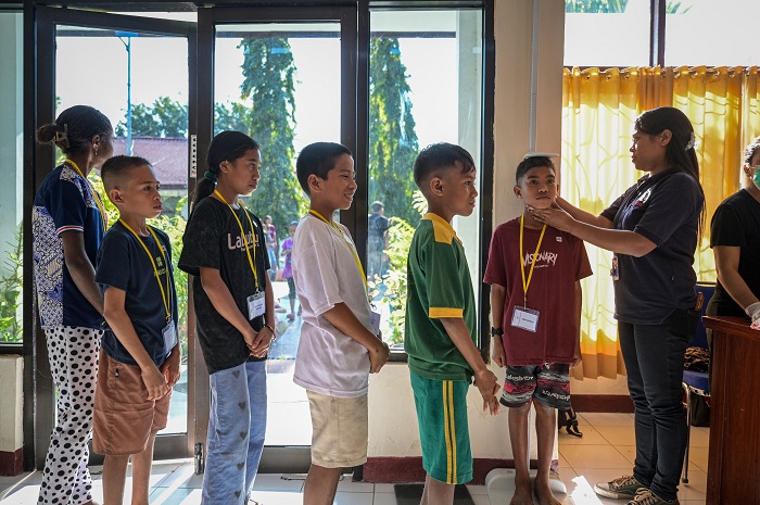 Sejumlah siswa sekolah rakyat mengikuti pemeriksaan kesehatan di Sentra Efata, Naibonat, Kabupaten Kupang, NTT, Sabtu (12/7/2025). Pemeriksaan kesehatan seperti kondisi mata, tes darah, kondisi fisik, dan pemeriksaan telinga itu untuk memastikan kesehatan