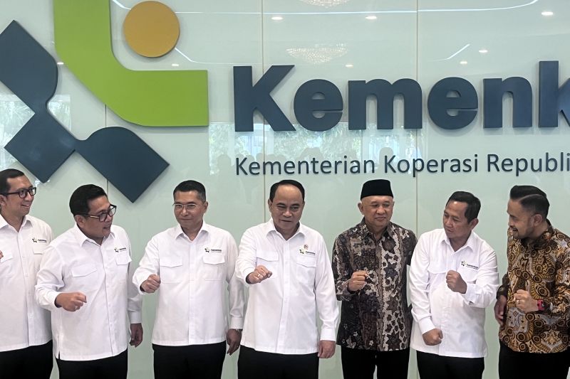 HARKOPNAS: Menteri Koperasi Budi Arie (keempat dari kanan) Setiadi dalam agenda Upacara Hari Koperasi Nasional (Harkopnas) ke-78 di Gedung Kementerian Koperasi (Kemenkop), Jakarta, Sabtu (12/7/2025).