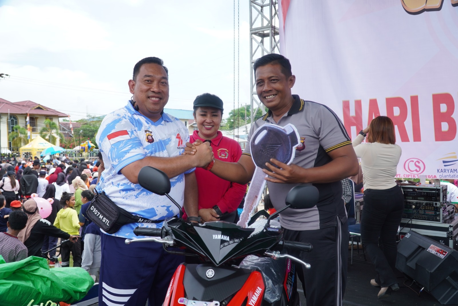 HADIAH: Ribuan warga mengikuti jalan sehat memperingati Hari Bhayangkara ke-79. Kegiatan ini dimeriahkan dengan hadiah utama dua unit sepeda motor.