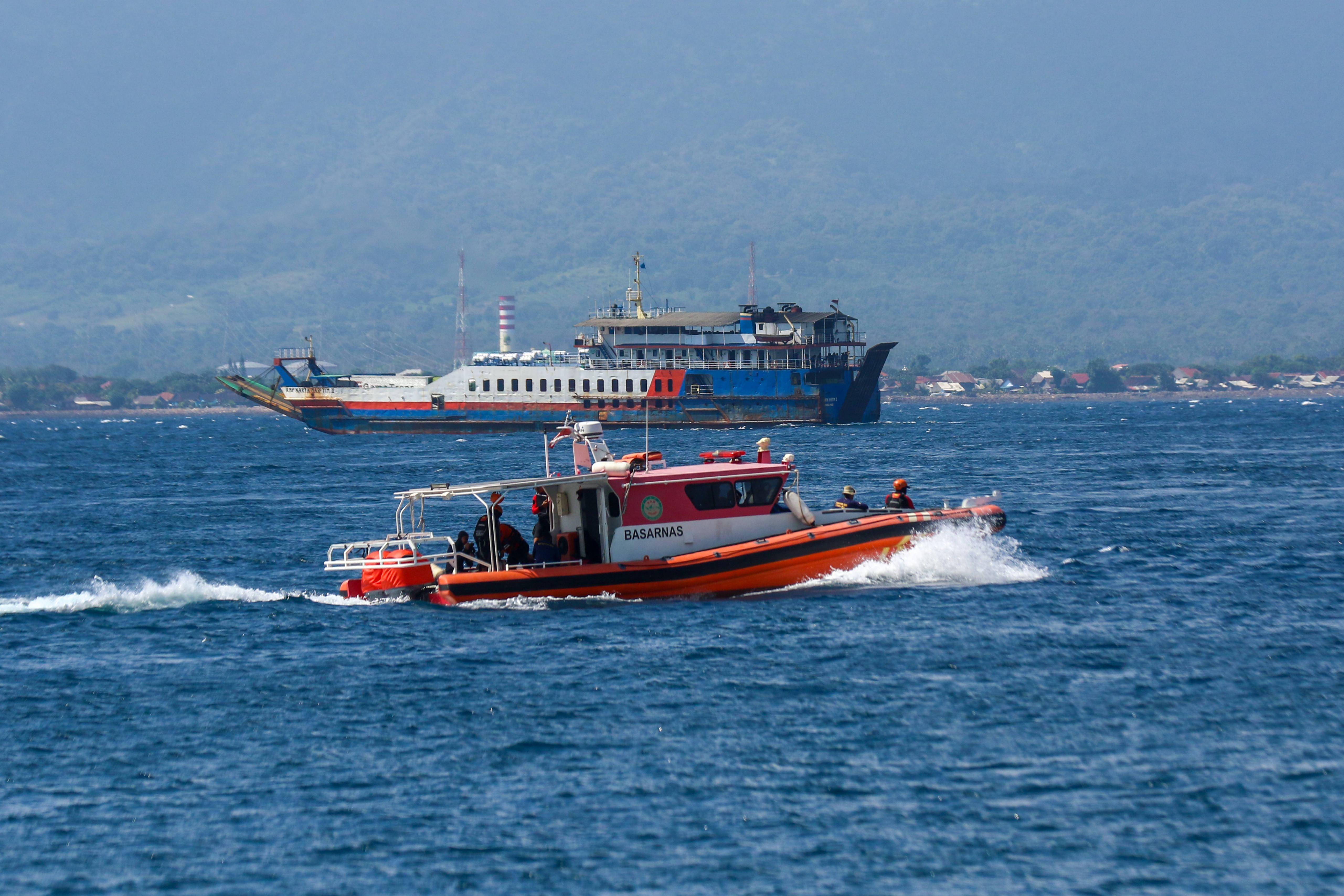 Kapal Basarnas melintas membawa penyelam di Selat Bali Ketapang, Banyuwangi, Jawa Timur, Selasa (8/7/2025). Tim gabungan operasi SAR memfokuskan pencarian permukaan dan memastikan keberadaan titik koordinat bangkai kapal KMP Tunu Pratama Jaya. ANTARA FOTO